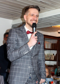 Ведущий на праздник Владимир